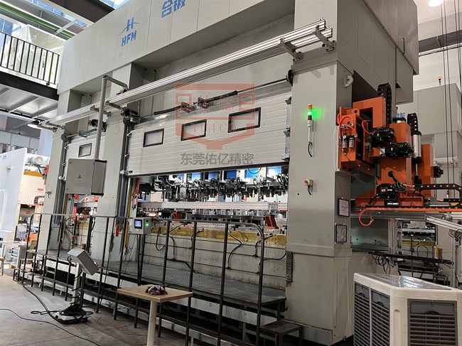 沖床三次元機(jī)械手(12工位)配套1700T液壓沖床自動化沖壓生產(chǎn)線