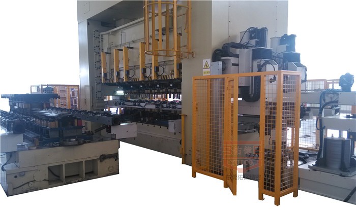 三次元機(jī)械手需要配套哪些設(shè)備使用實(shí)現(xiàn)多工序沖壓生產(chǎn)?