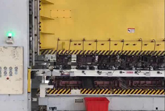 1600噸沖床拆垛機三次元機械手（汽車行業(yè)）